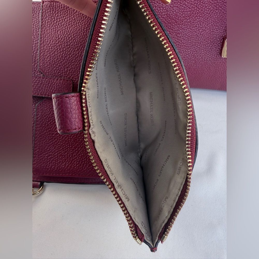 Michael Kors Mercer large pebbled leather tote bag in burgundy Wallet Set - Picture 14 of 16
